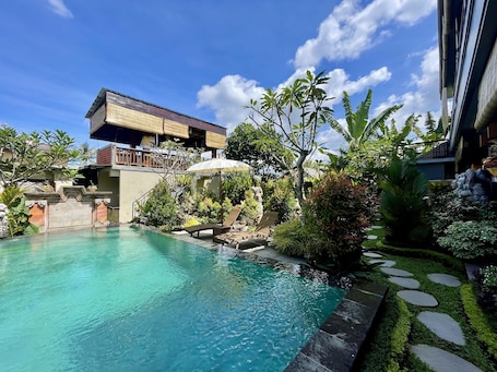 室外游泳池. 萨里穆尔尼