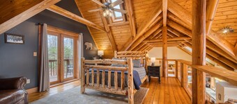Lux/Private Cabin-PanoramicMntVIEWS-HotTub,Wd Stove,Firepl/Pit,GmRoom,FencedYard
