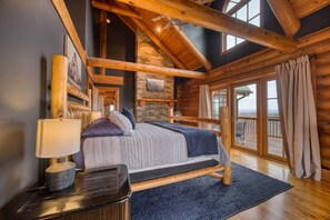 3 chambres, bureau, fer et planche à repasser, lit de bébé portatif