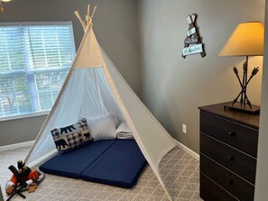 3 bedrooms, iron/ironing board, free WiFi, bed sheets - Log Bunk Bed, Playhouse, & TeePee Willow Trace Retreat 5 Miles From Dollywood (Sevierville)
