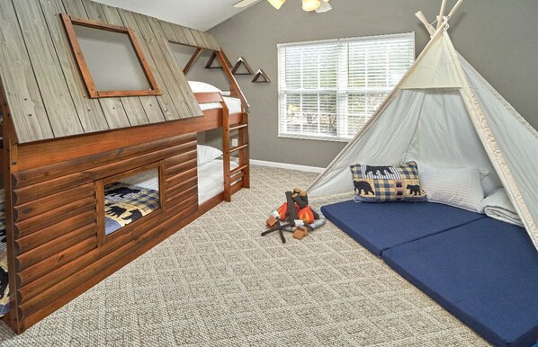 3 bedrooms, iron/ironing board, free WiFi, bed sheets - Log Bunk Bed, Playhouse, & TeePee Willow Trace Retreat 5 Miles From Dollywood (Sevierville)