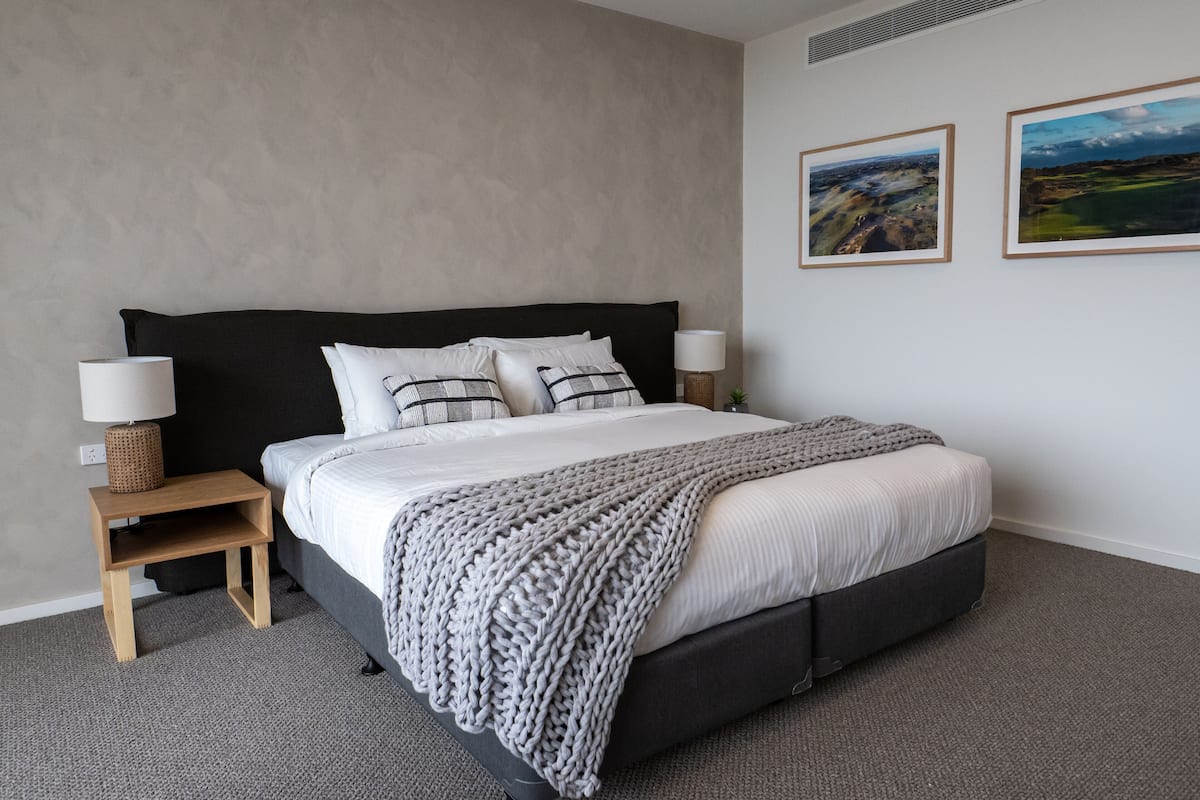 Ropa de cama de alta calidad, minibar, caja fuerte y cortinas opacas