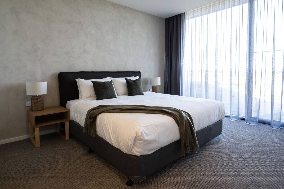 Two Bedroom Suite | 高档床上用品、迷你吧、客房内保险箱、遮光窗帘