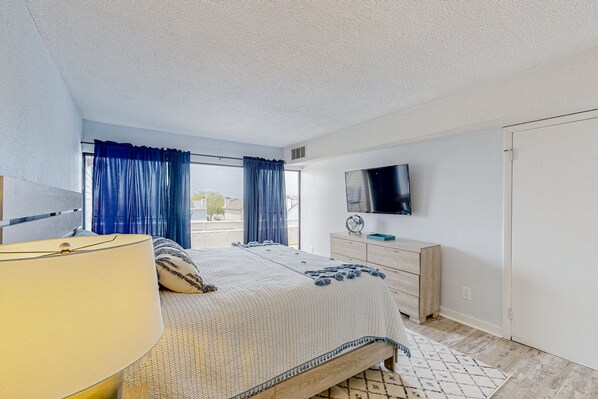 2 bedrooms, iron/ironing board, internet, bed sheets