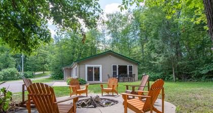 Dates in July Open! Cabin on the Lake, Dock, Arcade, Kid & Dog Friendly