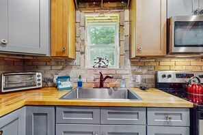 Mikrowelle, Ofen, Herdplatte, Wasserkocher mit Kaffee-/Teezubehör