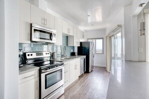 Réfrigérateur, micro-ondes, four, lave-vaisselle