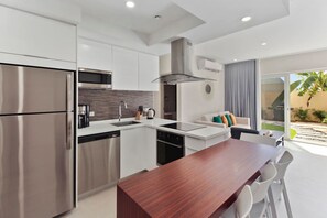 Refrigerador, microondas, horno y parrilla de estufa