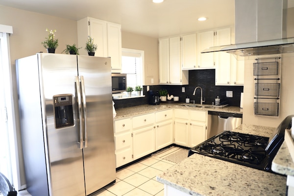 Refrigerador, microondas, horno, placa de cocina