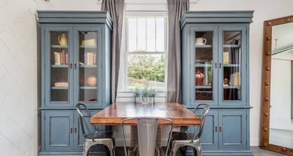 Desirable escape near downtown with firepit, fast WiFi, central AC & kitchenette