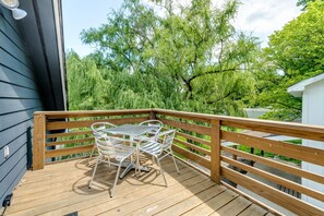 Outdoor dining - Fantastic upper apartment with fast WiFi, full kitchen, firepit & central AC (Swannanoa)