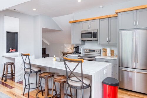 Fantastic upper apartment with fast WiFi, full kitchen, firepit & central AC