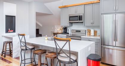 Fantastic upper apartment with fast WiFi, full kitchen, firepit & central AC