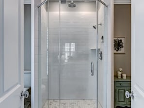 Combined shower/bathtub, hair dryer, towels