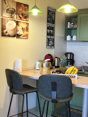 Fridge, microwave, dishwasher, coffee/tea maker