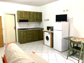 Kylskåp, mikrovågsugn, spishäll och kaffe- och tebryggare