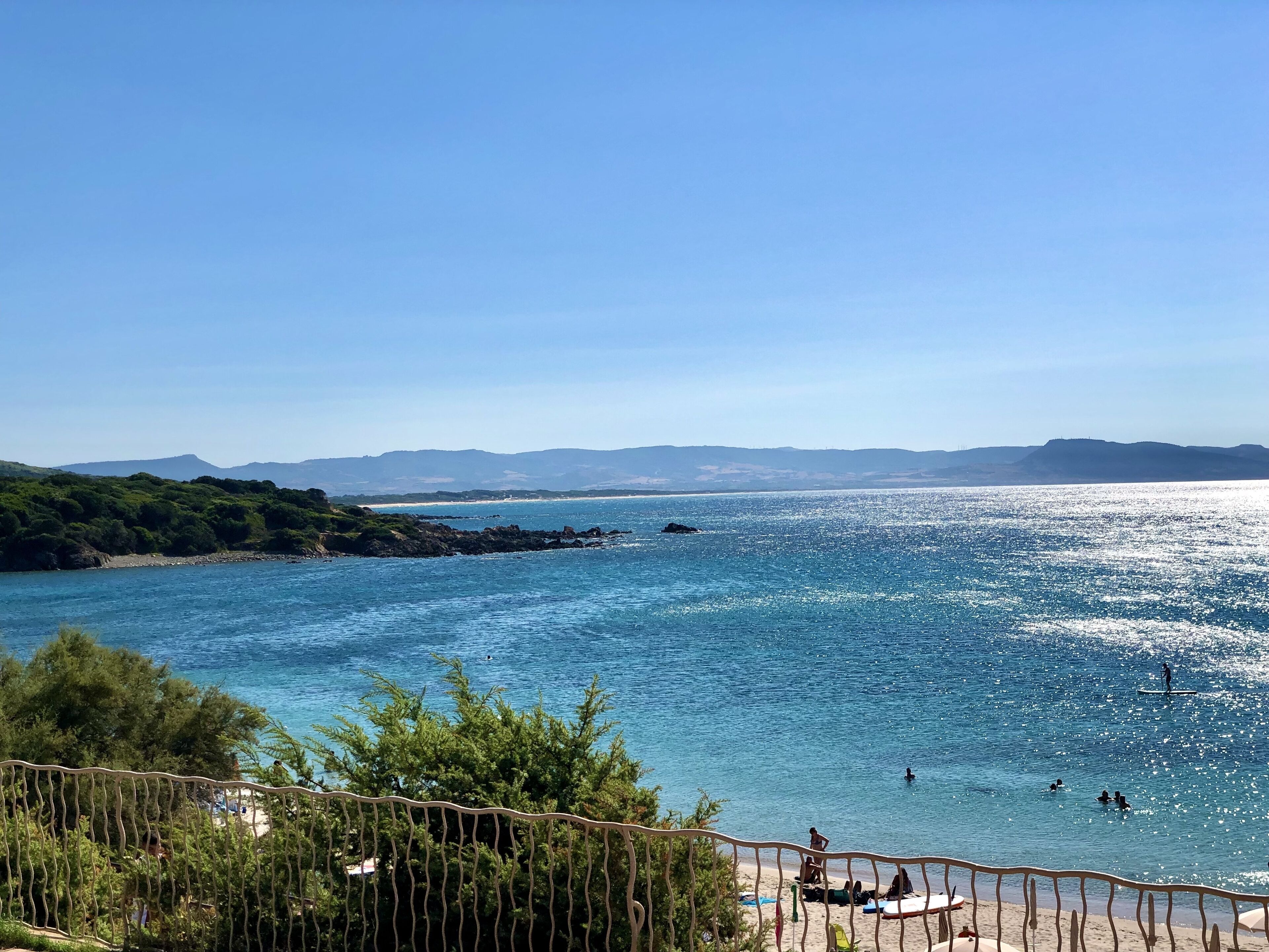 Vlak bij het strand, ligstoelen, strandlakens