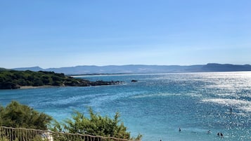 Vlak bij het strand, ligstoelen aan het strand, strandlakens