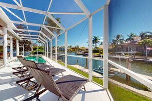 حمّام سباحة مُدفَّأ