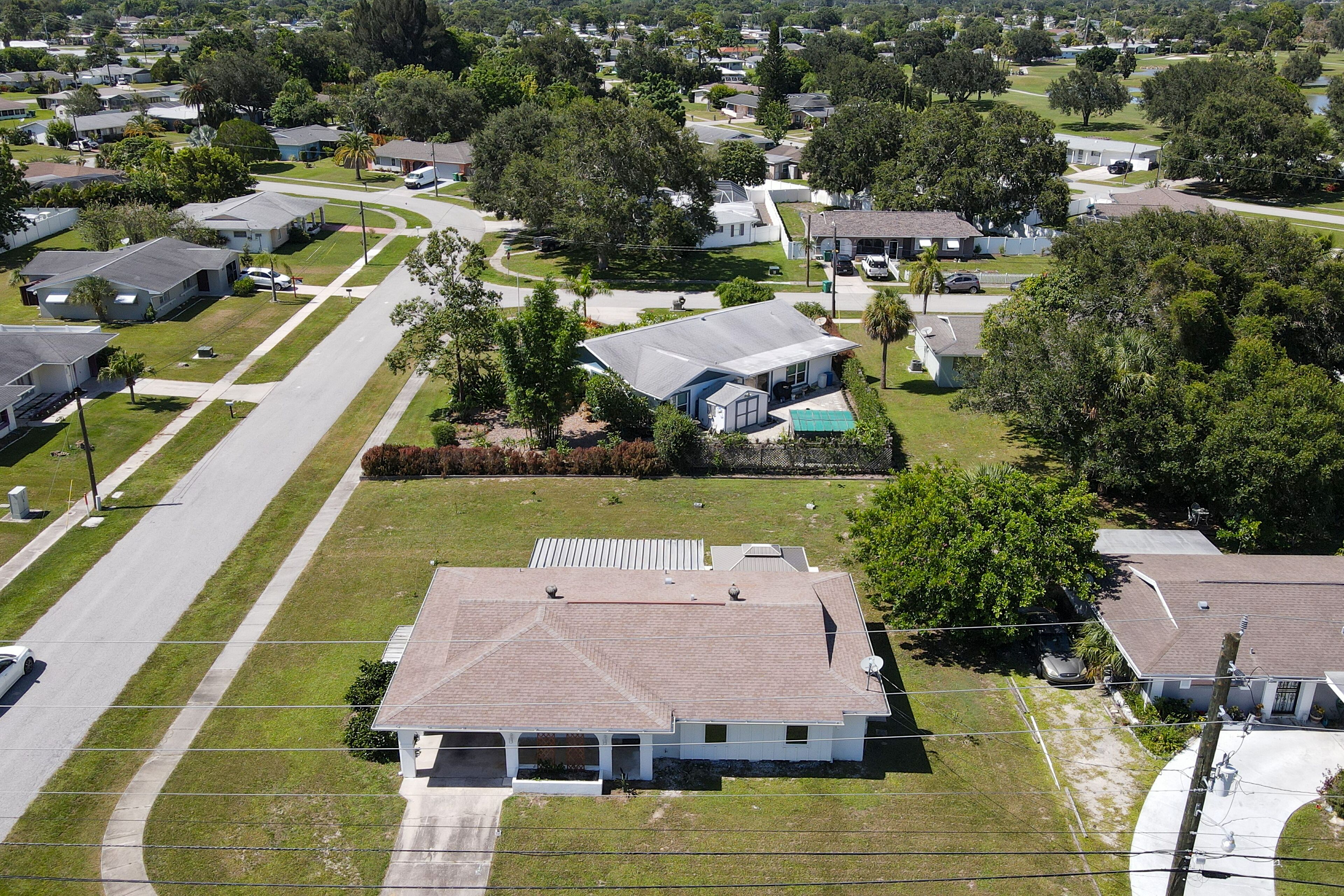 Enchanting home near beach & shops with lanai, fast WiFi & washer/dryer