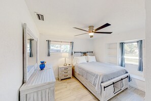 3 habitaciones, tabla de planchar con plancha, internet y ropa de cama 