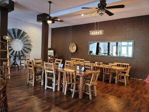 Breakfast, lunch, dinner served; American cuisine  - Creekside Lodge and Cabins (Mayer)
