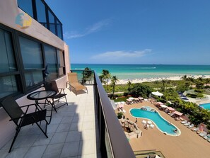 Outdoor dining - Majestic Oceanfront 3 Bedroom Views Every Room Large Corner Apartment - 901 (Miami Beach)