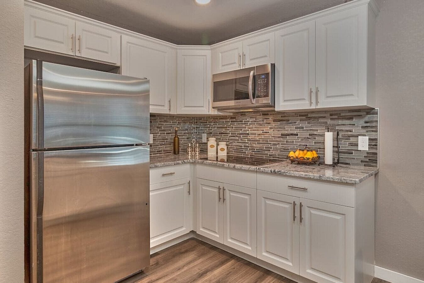 Geladeira, micro-ondas, cooktop, cafeteira/chaleira