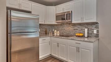 Geladeira, micro-ondas, cooktop, cafeteira/chaleira