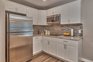 ثلاجة، ميكروويف، موقد طهي مسطح، ماكينة لصنع القهوة/الشاي