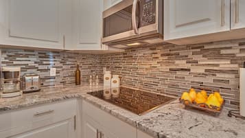 Réfrigérateur, micro-ondes, plaque de cuisson, cafetiÚre/bouilloire