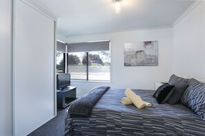 3 Schlafzimmer, Schreibtisch, Bügeleisen/Bügelbrett, Bettwäsche