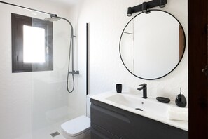 Douche, sèche-cheveux, papier toilette