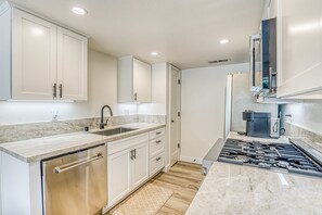 Réfrigérateur, four à micro-ondes, un four, surface de cuisson