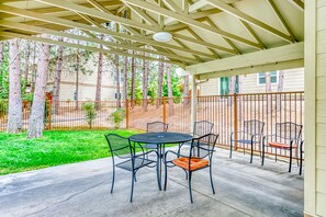 Outdoor dining - Two-story condo in gated community with patio, pool, hot tub - walk to Bass Lake (Bass Lake)