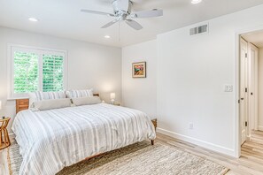 2 bedrooms, free internet, bed sheets