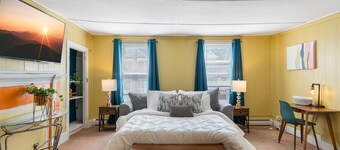 King Bed / Private Parking / 300mbps+ WiFi