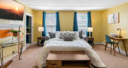 King Bed / Private Parking / 300mbps+ WiFi