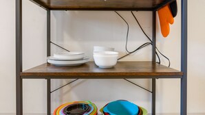 Una encimera de cocina con microondas, tostadora y diferentes utensilios.