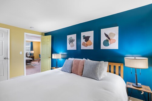 King Bed / Private Parking / 300mbps+ WiFi