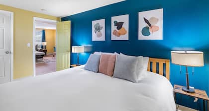 King Bed / Private Parking / 300mbps+ WiFi