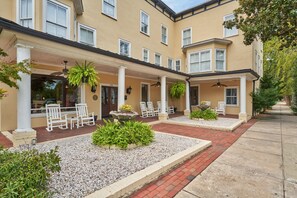 Exterior - 11-Standard Guest Room - 2 Queens  · The Jefferson Inn Rm. 11 (Southern Pines)