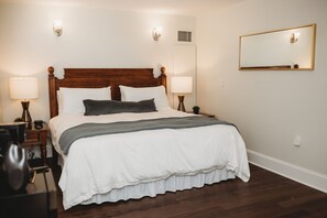 1 bedroom, iron/ironing board, WiFi - Southern Pines • The Jefferson Inn • Standard King Room (Southern Pines)