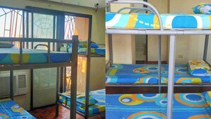Letto a castello con biancheria colorata, una finestra con vista e una porta.