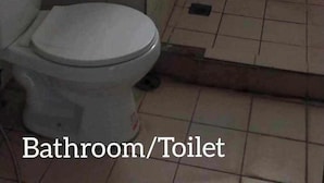 Un bagno con piastrelle sulle pareti e un gabinetto.