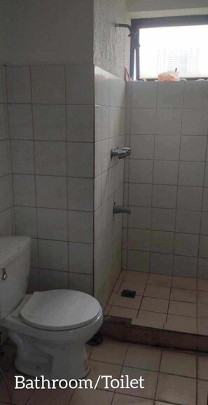Combined shower/bathtub, bidet - Budget-friendly hostel in Pasay, Manila (Pasay)