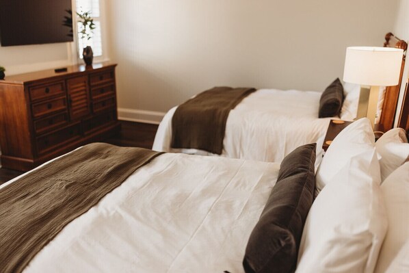 1 bedroom, iron/ironing board, WiFi - Deluxe Guestroom - 2 Queens · The Jefferson Inn Rm. 4 (Southern Pines)