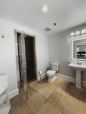 Douche à « effet pluie », sèche-cheveux