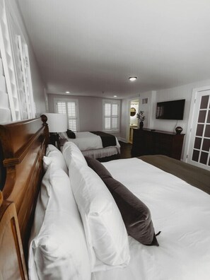 1 bedroom, iron/ironing board, WiFi - Standard Suite - 2 Queens · The Jefferson Inn Rm. 9 (Southern Pines)