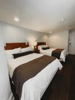 1 bedroom, premium bedding, iron/ironing board, WiFi - Standard Guest Room- 2 Queens  · The Jefferson Inn Rm. 13 (Southern Pines)